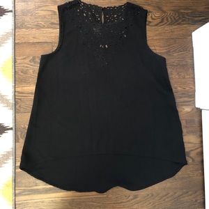 Cute detailed tank top, flowy fit